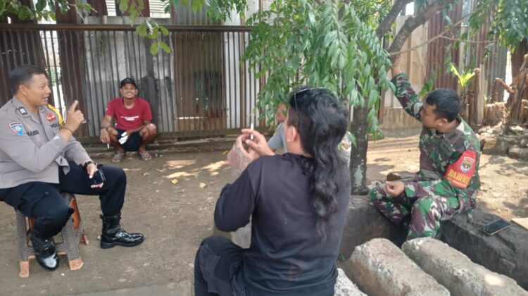 Sinergitas TNI-Polri Perkuat Keamanan Wilayah, Bhabinkamtibmas dan Babinsa Sambangi Warga Mustikasari