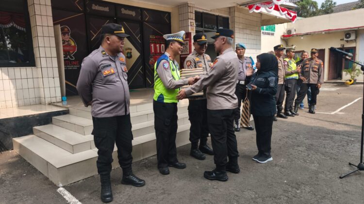 Kapolsek Bekasi Barat Pimpin Apel Pelepasan Tiga Personel yang Mutasi Tugas