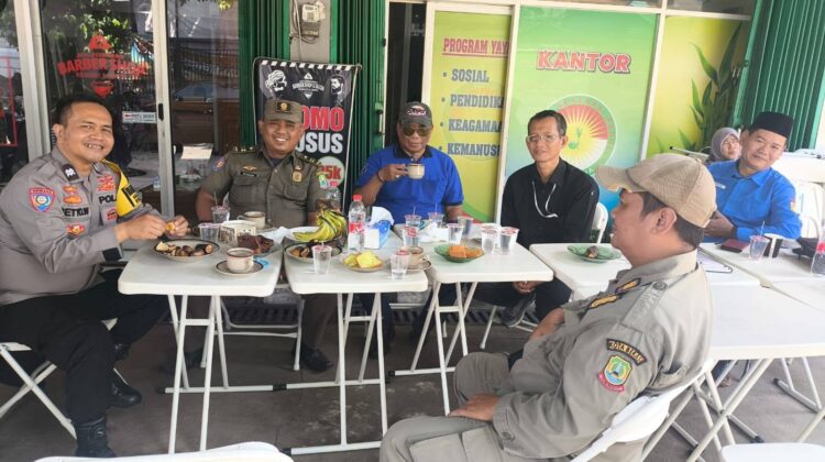 JAGA BEKASI ON THE SPOT: BHABINKAMTIBMAS KELURAHAN JATIKRAMAT PENUHI PERMINTAAN WARGA YANG AKAN SAMPAIKAN ASPIRASI