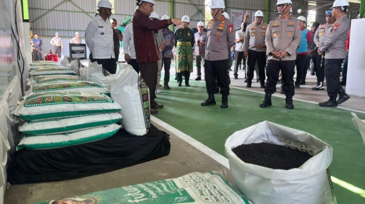 Kapolri Tinjau Pabrik Pupuk Batu Bara di Kampar, Lepas Distribusi 80 Ton Pupuk untuk Kelompok Tani Riau