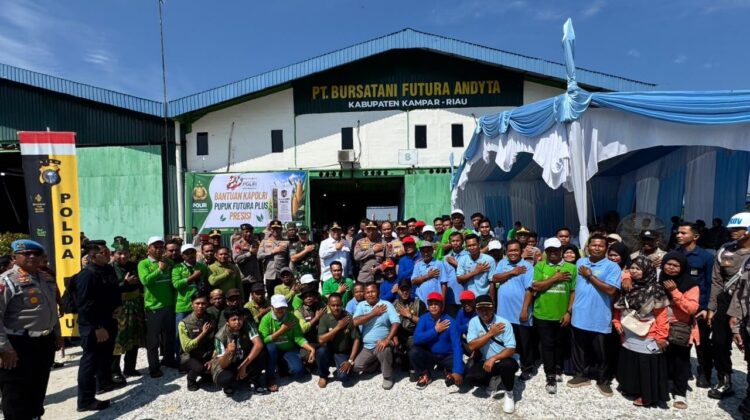 80 Ton Pupuk Batu Bara Disalurkan ke Petani Riau, Kapolri: Wujud Polri Hadir untuk Masyarakat