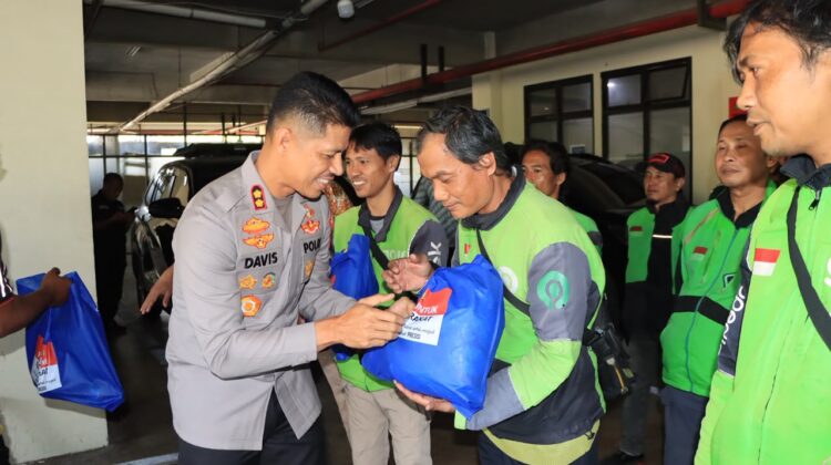 Jaga Bekasi On The Spot Gelar Jumat Berbagi, Polres Metro Bekasi Kota Perkuat Jalinan Kasih dengan “Mata dan Telinga” Kamtibmas
