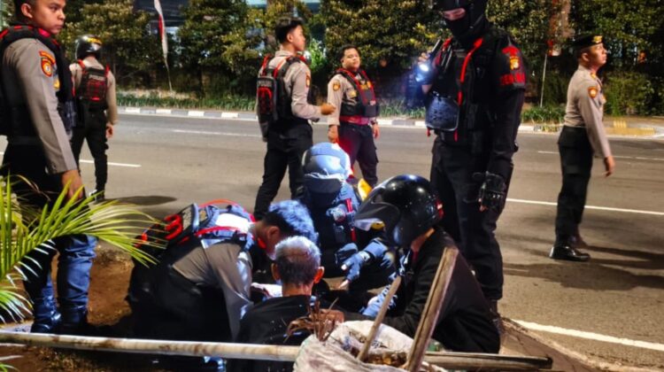 Brimob Metro Jaya Sigap Evakuasi Korban Kecelakaan Saat Patroli Malam di Jakarta Utara