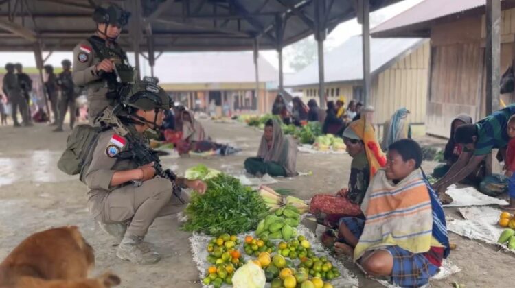 Patroli Dialogis Satgas Ops Damai Cartenz di Pasar Sinak, Jaga Keamanan Aktivitas Jual Beli Warga