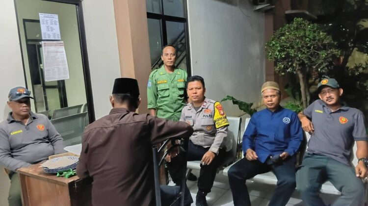 BHABINKAMTIBMAS KELURAHAN JATILUHUR MONITORING WILAYAH DAN BERIKAN PEMBINAAN KEPADA LINMAS