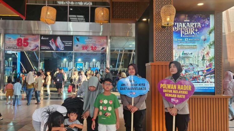 Polwan Polres Jakpus Patroli Jalan Kaki di PRJ, Beri Rasa Aman dan Imbau Pengunjung Tetap Waspada