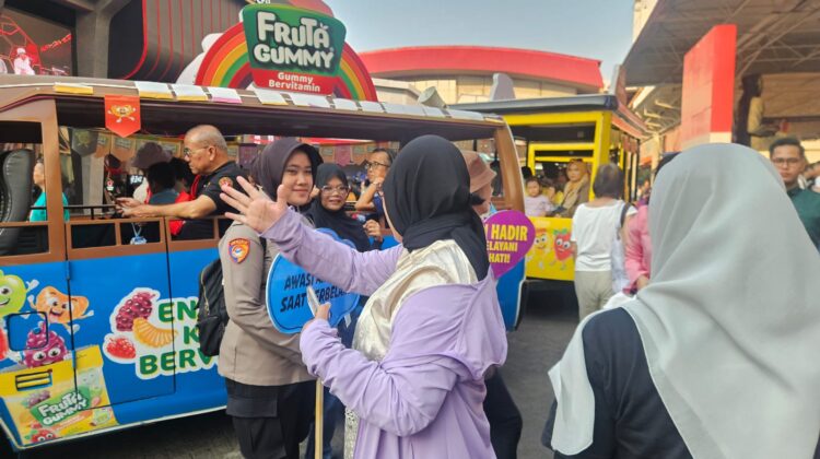 Polwan Polres Jakpus Patroli Jalan Kaki di PRJ, Beri Rasa Aman dan Imbau Pengunjung Tetap Waspada