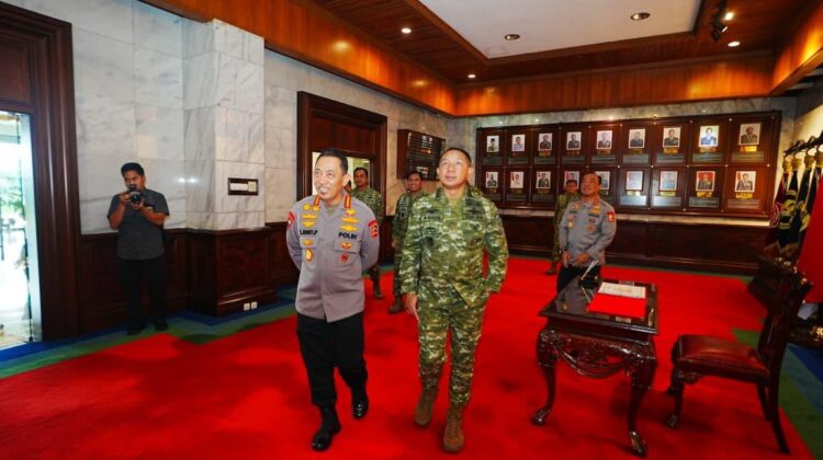 Kapolri Perkuat Soliditas TNI-Polri Lewat Silaturahmi dengan Panglima TNI di Mabes TNI