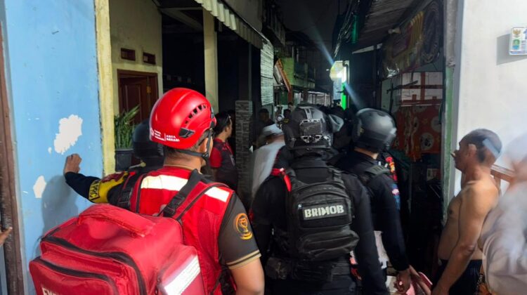 Brimob Polda Metro Jaya Sigap Amankan Lokasi Kebakaran Saat Patroli Malam di Bekasi Barat