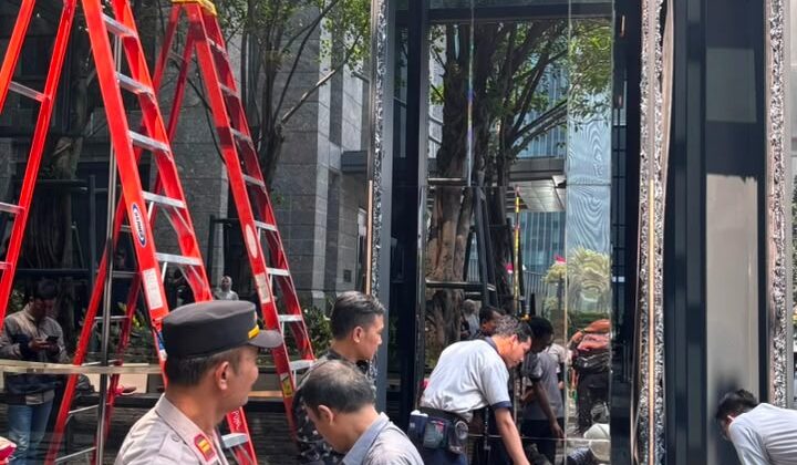 Mobil Tabrak Kaca Gedung di Kebayoran Baru, Pengemudi dan Pengelola Capai Kesepakatan