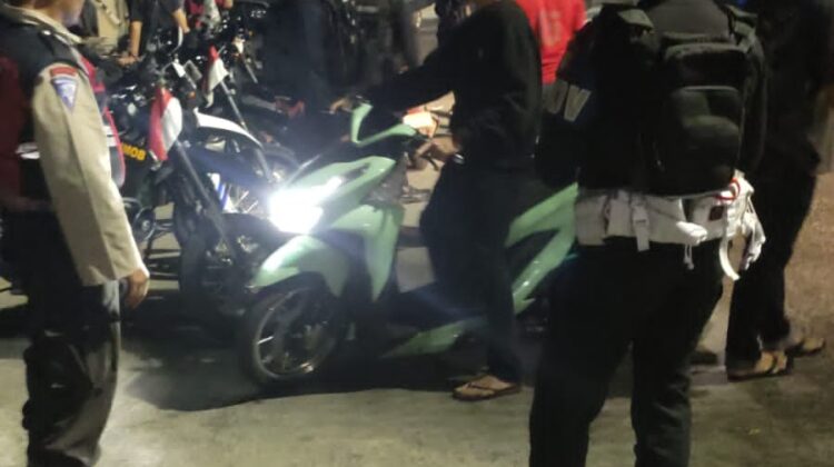 Jaga Jakarta On The Spot, Polsek Bekasi Barat Bersama Sat Brimob Polda Metro Jaya Gelar KRYD dan Razia Stasioner Berikan Rasa Aman kepada Masyarakat