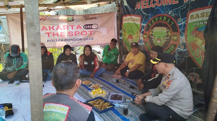 Jaga Jakarta On The Spot, Perkuat Sinergi dengan Potensi Masyarakat, Kapolsek Pondok Gede Sambangi Komunitas Ojol di Jatiwaringin