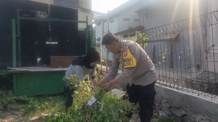 Jaga Jakarta Bersih dan Asri, Bhabinkamtibmas Jakasampurna Ajak Warga Gotong Royong Bersihkan Lingkungan