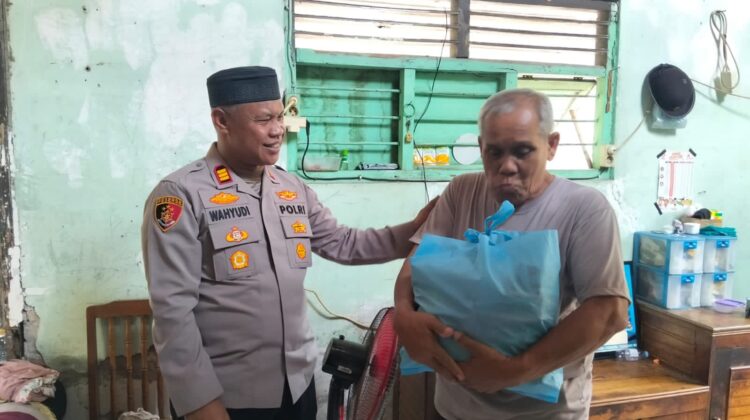 Kapolsek Bekasi Barat Salurkan Bantuan Sembako kepada Warga Sakit dan Lansia di Kranji