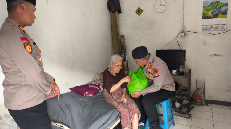 Jaga Jakarta On The Spot, Kapolsek Bekasi Barat Kunjungi Warga Sakit dan Lansia, Salurkan Bantuan Sembako