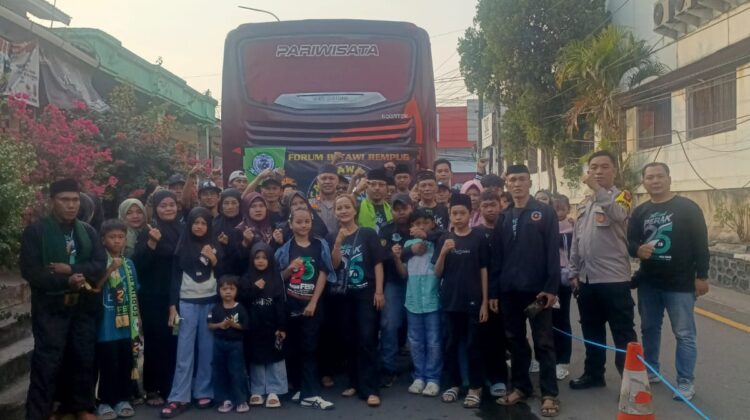 Kapolsek Bekasi Barat Berikan Pelayanan Giat Masyarakat Keberangkatan Massa FBR Menuju Perayaan Milad FBR Ke-25 di Jakarta