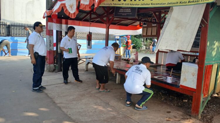 WUJUDKAN JAKARTA ON THE SPOT, DENGAN KERJA BAKTI PERSONEL POLSEK JATIASIH BERSAMA WARGA UNTUK MERIAHKAN HUT KEMERDEKAAN RI KE-81
