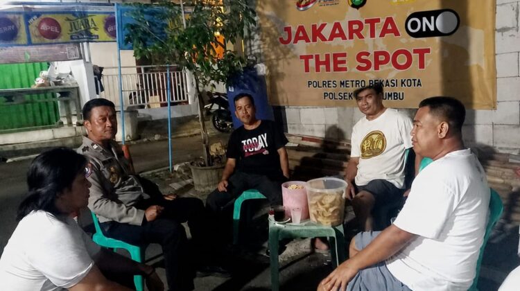 Malam Hari, Polsek Rawalumbu Sambangi Warga Bojong Rawalumbu Lewat Jaga Jakarta On The Spot