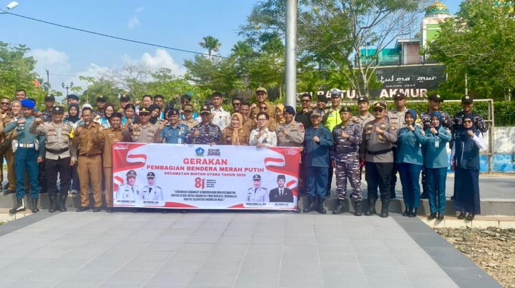 Prajurit Lanal Bintan Turut Hadiri Gerakan Pembagian Bendera Merah Putih di Bintan Utara