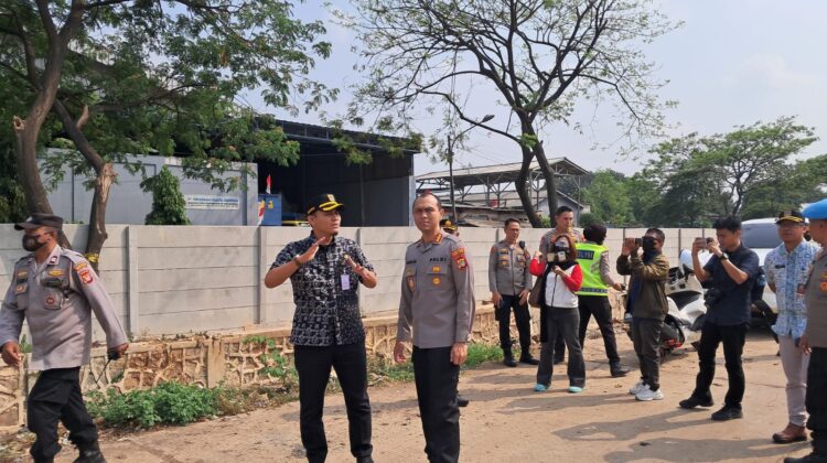 Kapolres Metro Bekasi Kota Salurkan 140 Paket Sembako Bantuan Kapolda Metro Jaya kepada Pemulung di Ciketing Udik