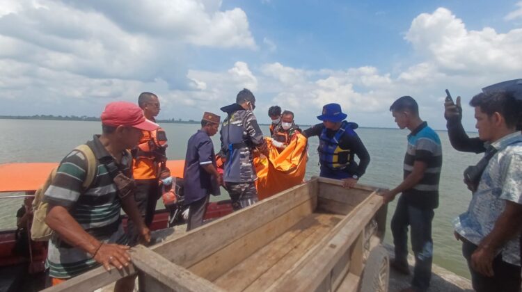 Respons Cepat Pos TNI AL Selatpanjang Bersama Tim SAR Gabungan Berhasil Temukan Korban Terakhir Kapal Karam di Perairan Mengkikip Kepulauan Meranti