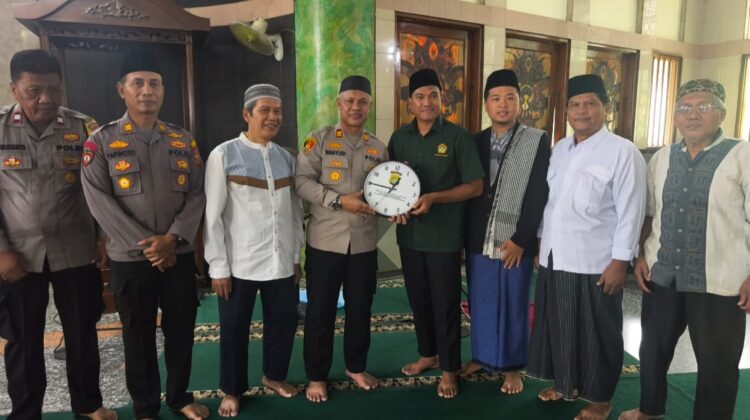 Jaga Jakarta On The Spot, Kapolsek Bekasi Barat Sampaikan Pesan Kamtibmas Usai Sholat Jumat