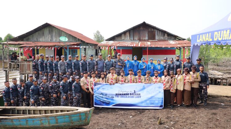 Hadirkan Semangat Pengabdian di Kampung Nelayan, Danlanal Dumai Pimpin Aksi Bakti Sosial dan Bersih Pantai