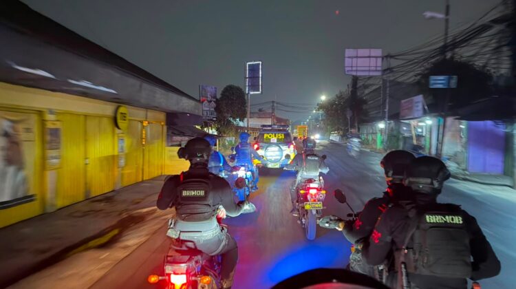 Brimob Polda Metro Jaya Bantu Evakuasi Korban Kecelakaan di Bekasi