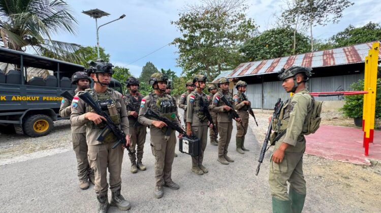 Patroli Dialogis Satgas Damai Cartenz Hadir di Tengah Aktivitas Warga Nabire