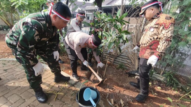 Kapolsek Bekasi Barat Bersama Muspika Tanam Pohon Penghijauan di RW.017 Bintara