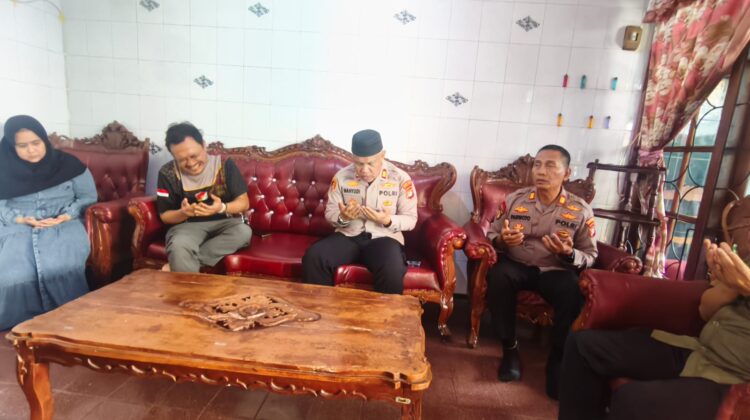 Empati dan Peduli Kapolsek Bekasi Barat Menjenguk Anggota yang Sakit Di Harapan Jaya Bekasi Utara