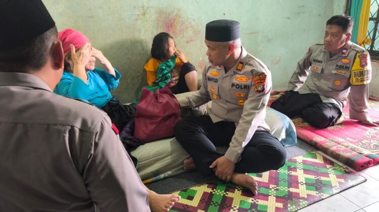 Kunjungi Warga Yang Sakit Dan Lansia Kapolsek Bekasi Barat Salurkan Bantuan